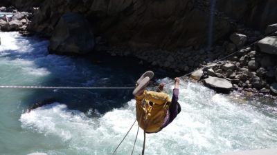 दार्चुलामा आमाले हेर्दाहेर्दै छोरा तुइनबाट खसेर महाकालीमा बगे